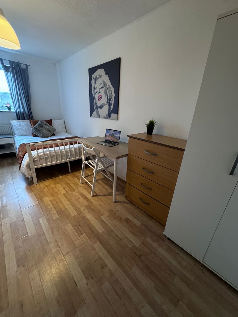 21 Blossom Close — Room 5